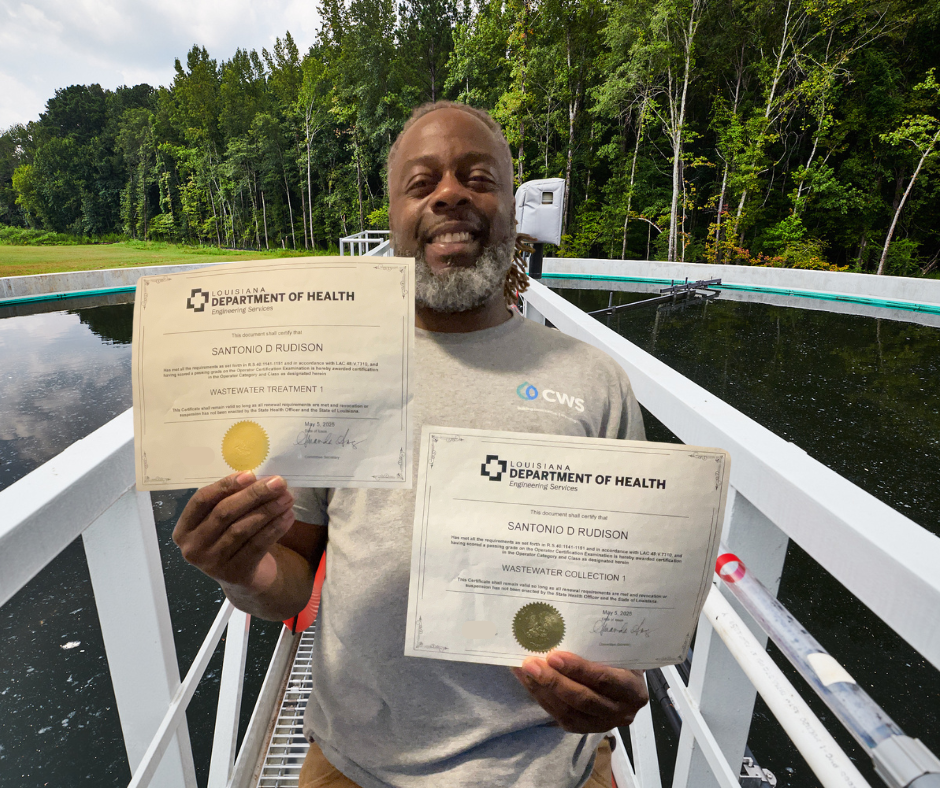 Santonio Rudison holding his certificates